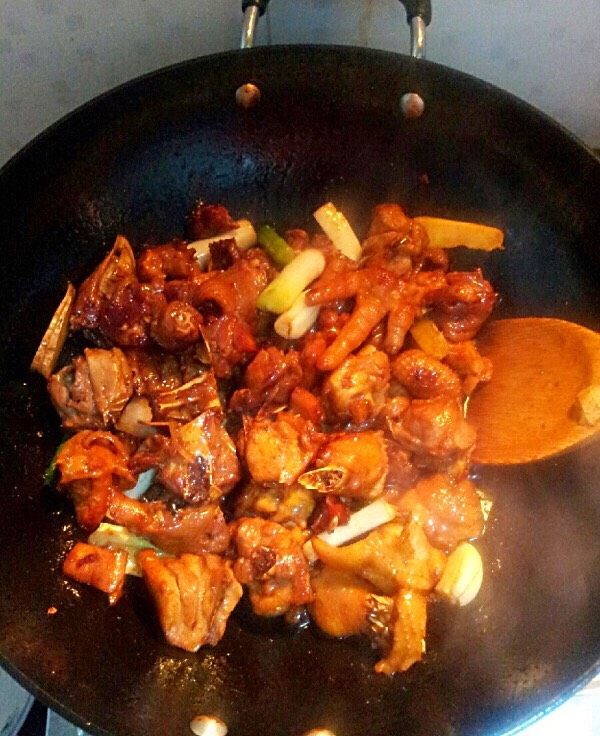 香菇土豆烧鸡肉,把<a style='color:red;display:inline-block;' href='/shicai/ 107'>鸡</a>肉倒入翻炒均匀后放入姜片和葱段花椒粒或者粉,(喜欢辣椒的可以加豆瓣或者老干妈😏懒人必备,建议加豆瓣提前炒一下炒出红油味道更好)这个时候会有一阵阵香味还有一点儿甜甜的感觉。😄(我个人不喜欢吃酱油,我喜欢用糖上色。白糖味道会好些,喜欢冰糖的也可以用冰糖,冰糖上色比较漂亮但是口感略差一点儿)<a style='color:red;display:inline-block;' href='/shicai/ 107'>鸡</a>肉翻炒一会儿就将加入一些生抽到炒均匀加300克左右的温开水。拿一个砂锅底部铺上葱蒜和姜片然后铺上香菇再把土豆铺上面,然后将炒好的<a style='color:red;display:inline-block;' href='/shicai/ 107'>鸡</a>肉倒入。用大火煮开后中火炖10分钟转小火炖15分钟基本土豆和香菇就熟了!这个时候上下翻动下试试味道😄