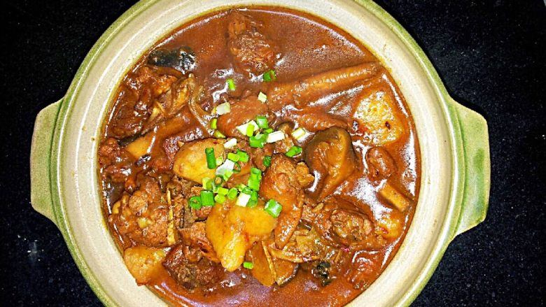 香菇土豆烧鸡肉,出锅撒上葱花即可(尤其是玻璃桌子记得出锅前桌上弄个垫子,没有垫子就用纯色盘子垫底)切记!切记!切记!