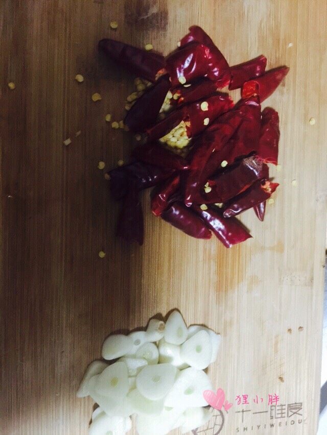 雪菜肉丝面,<a style='color:red;display:inline-block;' href='/shicai/ 86464'>干红辣椒</a>掰段,蒜切片