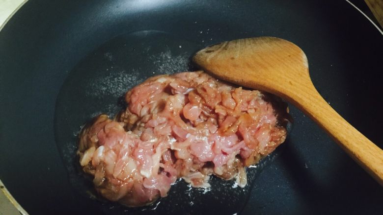雪菜肉丝面,锅内入油,下入腌制好的肉丝