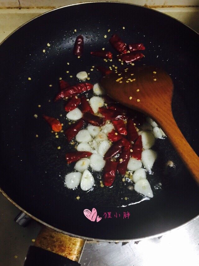 雪菜肉丝面,锅内入油,下入干红辣椒和蒜爆香,油可以多点,炒<a style='color:red;display:inline-block;' href='/shicai/ 190'>雪菜</a>油多点比较香