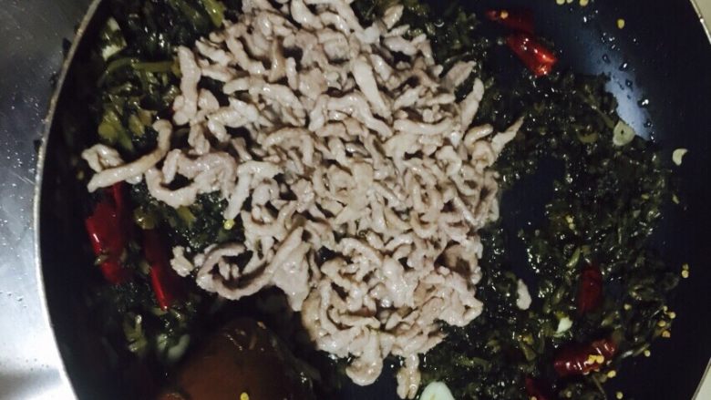 雪菜肉丝面,加入之前划熟的肉丝,炒熟后盛出待用