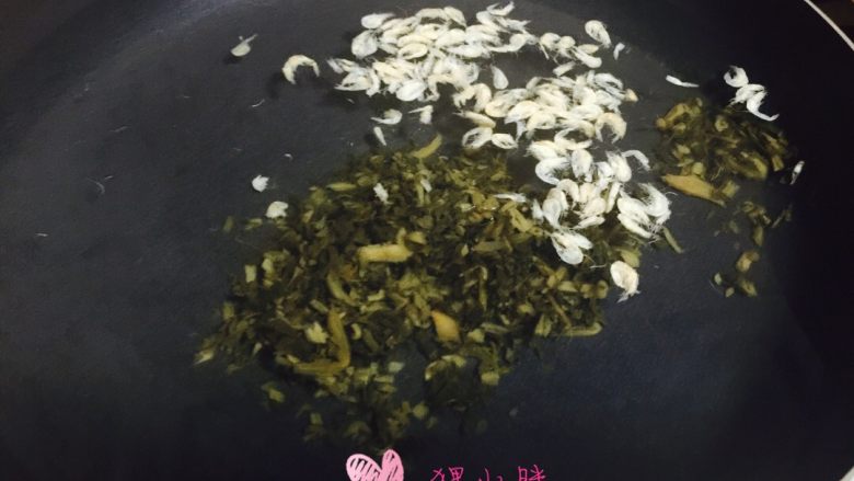 雪菜肉丝面,锅内放水,下入雪菜和<a style='color:red;display:inline-block;' href='/shicai/ 289'>虾米</a>