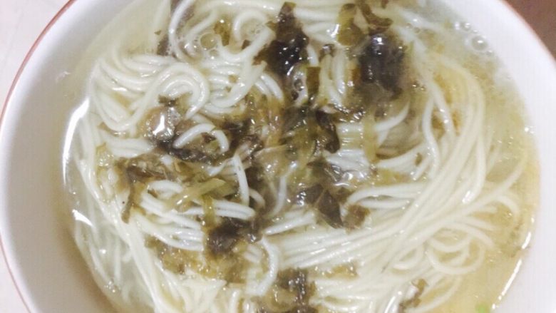 雪菜肉丝面,面条盛出,浇点汤头