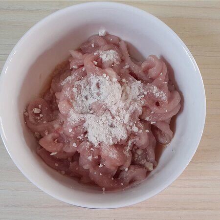 香辣肉丝,放一个蛋清 盐 味精 鸡粉 少许 淀粉少许
腌制3-5分钟