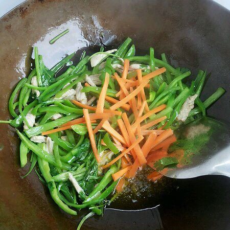 香辣肉丝,放少许油 在放15左右的花椒 炸出香味把花椒捞出 在放入葱花蒜末爆香 加入少许豆瓣酱炒出香味 在放入切好的椒尖 胡萝卜丝 加少许的盐 味精 鸡粉 一品鲜酱油把味调好后 把炒的肉丝放入锅内翻炒匀即可出锅