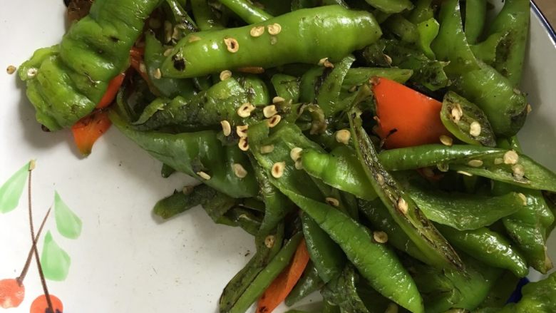 辣椒炒回锅肉,我习惯先把<a style='color:red;display:inline-block;' href='/shicai/ 62'>辣椒</a>切片，然后直接干炒，可加少许盐，这样<a style='color:red;display:inline-block;' href='/shicai/ 62'>辣椒</a>不会太辣，而且可以炒熟点，因本人不喜欢生吃<a style='color:red;display:inline-block;' href='/shicai/ 62'>辣椒</a>