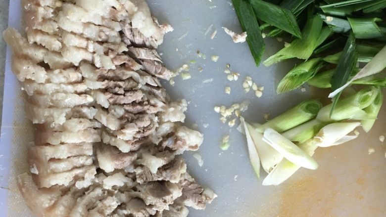 辣椒炒回锅肉,<a style='color:red;display:inline-block;' href='/shicai/ 428'>五花肉</a>用冷水煮熟，然后切片（在煮的时候可以加点桂皮八角调味，没有也可不加），<a style='color:red;display:inline-block;' href='/shicai/ 3348'>青蒜</a>斜切备用