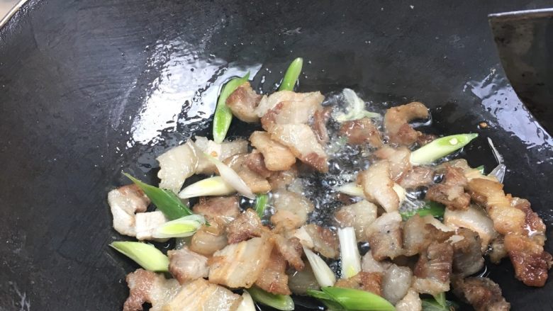 辣椒炒回锅肉,热锅加底油，然后小火先煎五花肉，待两边煎至金黄色后将辣椒，盐，鸡精，生抽依次放入，大火开炒，再放青蒜叶翻炒，之后加一小勺水收汁，煮一分钟左右即可