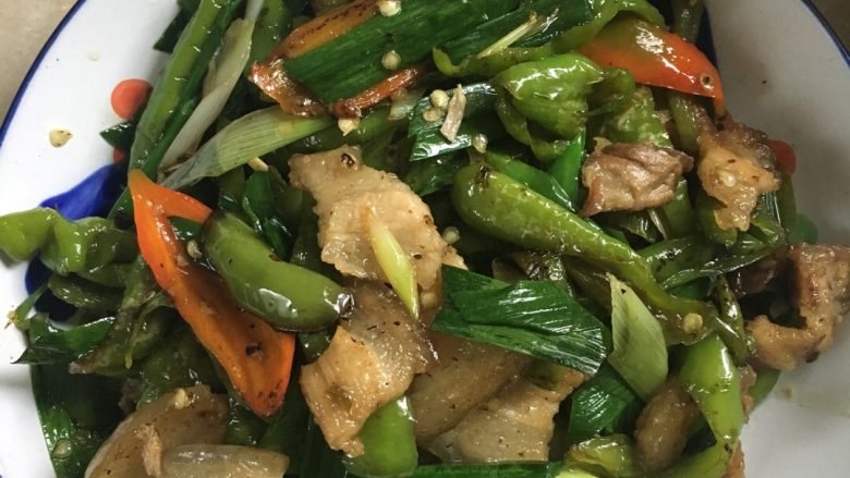 辣椒炒回锅肉,出锅啦，香喷喷的辣椒炒回锅肉可以吃啦！