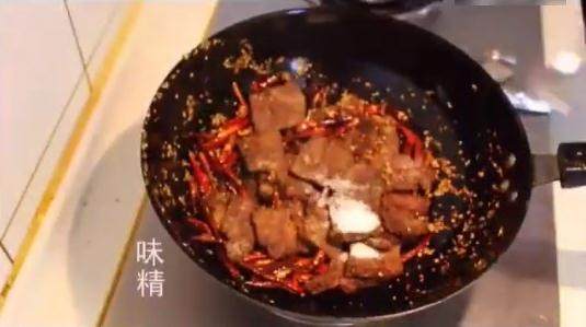 香辣牛肉,加入盐，<a style='color:red;display:inline-block;' href='/shicai/ 717'>味精</a>，<a style='color:red;display:inline-block;' href='/shicai/ 3729'>白糖</a>，辣椒段进行调味。