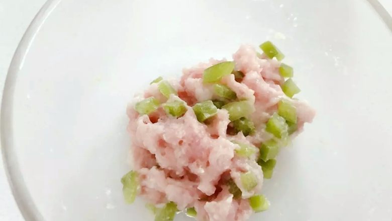 宝宝辅食:豆腐箱(肉末酿豆腐),在猪肉糜中加入适量玉米淀粉和一点点盐腌制片刻,然后加入青椒丁搅拌均匀备用。
》青椒可换成香菇,然后加入一点虾米。