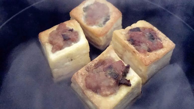 宝宝辅食:豆腐箱(肉末酿豆腐),然后倒入清水,清水的量差不多淹没2/3的豆腐。
》小芽的砂锅太大了,大家做的时候可以多做一点或用小一点的锅。
