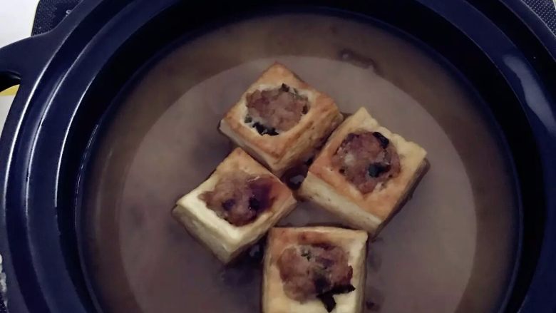 宝宝辅食:豆腐箱(肉末酿豆腐),等勾芡均匀即可出锅,小芽还加了一点自制番茄酱勾芡哈!
》自制番茄酱食谱:自制番茄酱—百搭的宝贝健康调味料