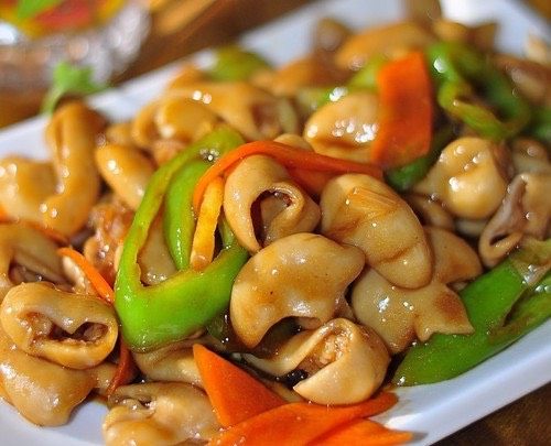 熘肥肠,1)猪肠放在淡盐醋混合溶液中浸泡片刻,摘去脏物,再将其放入淘米水中泡一会儿,然后在清水中轻轻搓洗两遍即可。
2)将肥肠焯汤一遍捞出。
3)将焯好的肥肠用温水清洗一下。
4)取清水,倒入肥肠,加入葱姜,料酒,大料煮半小时左右
5)将尖椒,大葱,胡萝卜,蒜切片备用。
6)将调料放到碗中,加适量清水调成碗汁。
7)煮好的肠用筷子能扎动即可捞出。
8)不烫手时切成小块。
9)炒锅热油,倒入葱蒜胡萝卜煸香。加入尖椒。
10)倒入肥肠煸炒片刻。倒入碗汁翻炒均匀即可。