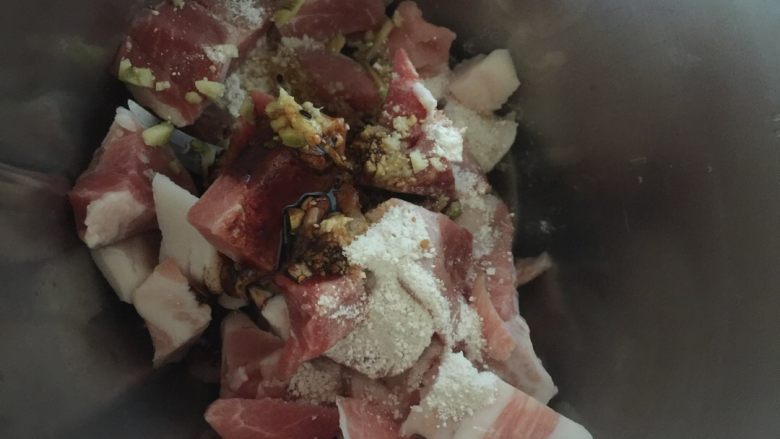清汤汆狮子头,五花八门，加入老抽生抽淀粉姜葱料酒打成泥