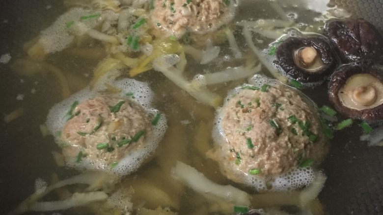 清汤汆狮子头,泡发香菇和榨菜丝放入锅中烧到50度时，加入狮子头，小火慢氽，10分钟后，加入毛毛菜