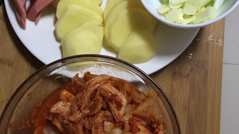 辣白菜香肠土豆片❣,我们准备好材料开始咯~