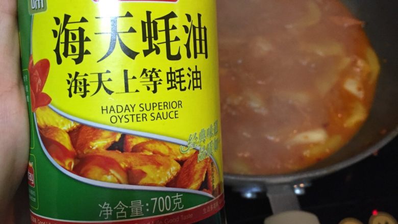 辣白菜香肠土豆片❣,倒入蚝油,出锅前别忘了放蒜片哦~