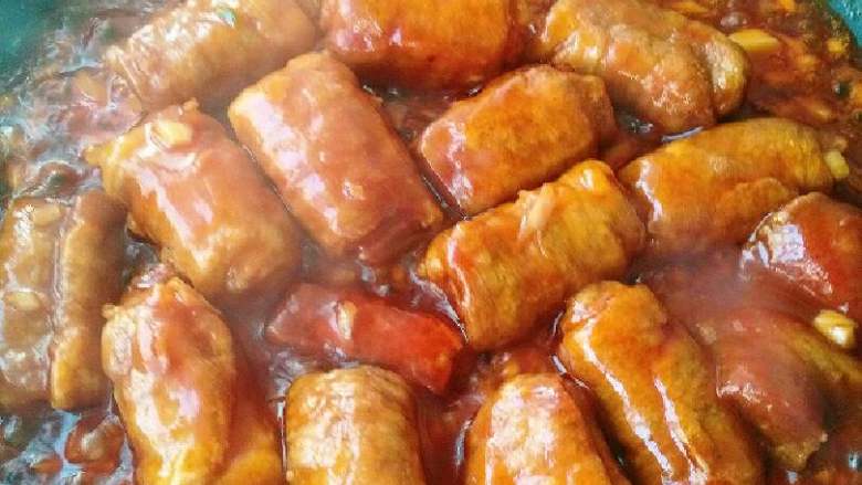 糖醋排骨（土豆版）,加番茄酱，醋和白糖比例1:2,放一点盐，使酸甜口感更柔和一些，放入炸好的排骨