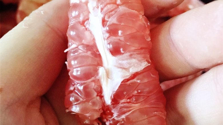 蜂蜜柚子茶(红柚版),像肉上这样的白色细丝都去掉,不然会增加苦味。