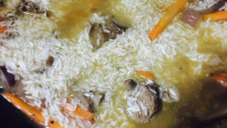新疆手抓饭,加少量鲜味生抽、适量盐炒匀,加开水至没过羊肉表面,加入葡萄干。移入铸铁锅将羊排铺平,放入调料盒。上面铺上泡好的大米,加汤至没过大米表面,大火烧开后转小火焖约50分钟,打开拌匀即可。