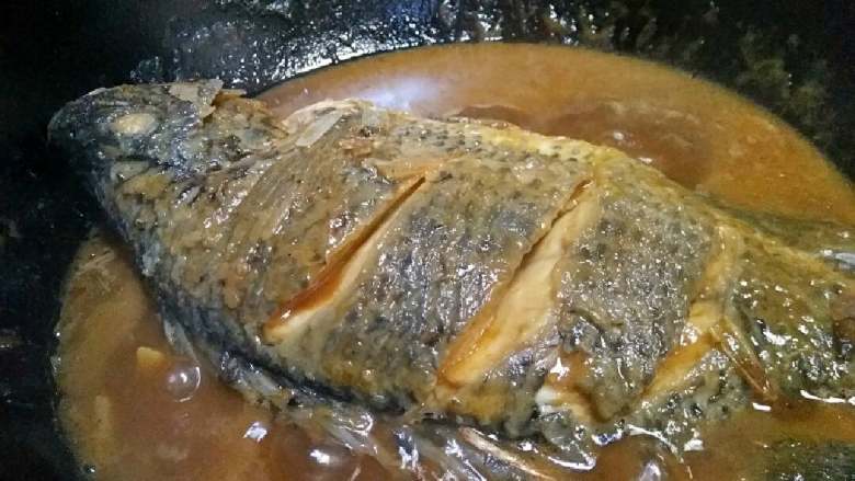糖醋罗非,锅里添少许油烧热将配料放入翻炒出香味倒入酱汁,把鱼放进去大火烧开转小火炖煮最后大火收汁…ok搞定