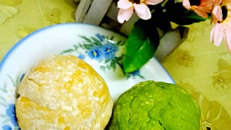 彩色饺子+#春意绿#,两色和成团,我会手动面条机压面,先厚的压,慢慢调厚度再压。