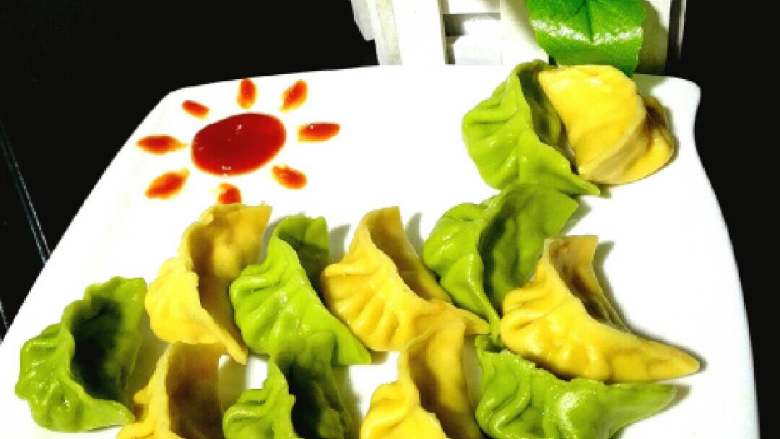 彩色饺子+#春意绿#,捞出控水份,摆盘,小孩喜欢番茄酱就倒点蘸