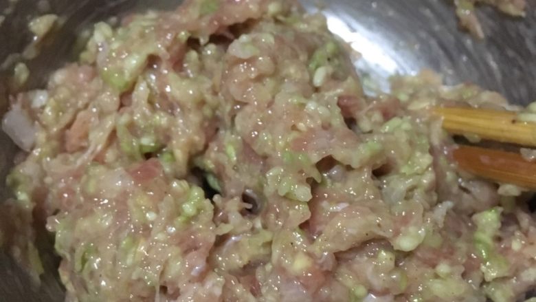 白菜猪肉馅饼,拌馅儿:在馅儿料里放两小勺油、一勺盐、一勺十三香,拌匀,然后顺时针方向搅拌使馅料变得均匀粘稠(一定是始终朝一个方向搅拌,这样肉容易上劲)。
