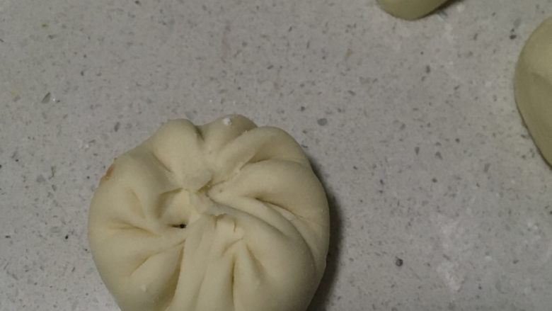 白菜猪肉馅饼,包包子:将面团取出分成若干等份(自己酌情考虑饼的大小),擀成圆片,加入馅料包成包子。