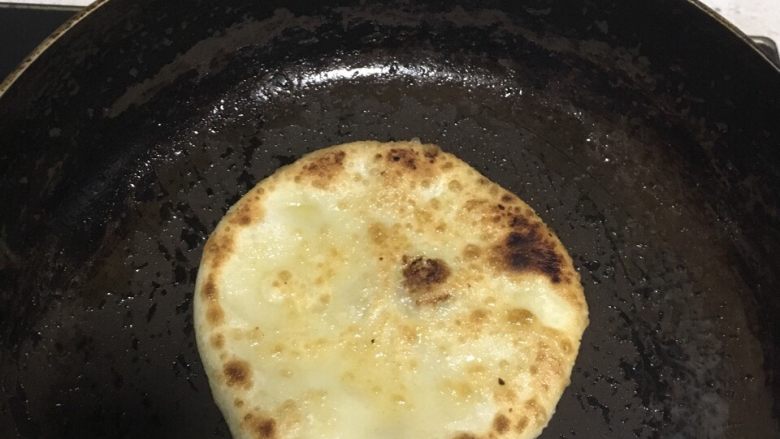 白菜猪肉馅饼,煎饼:锅里放油,小火烤(其实油多了炸也不错),最好用电饼档,受热均匀不容易焦糊,我用的平底锅,第一锅的就糊了,后面调整小火多油就好多了。