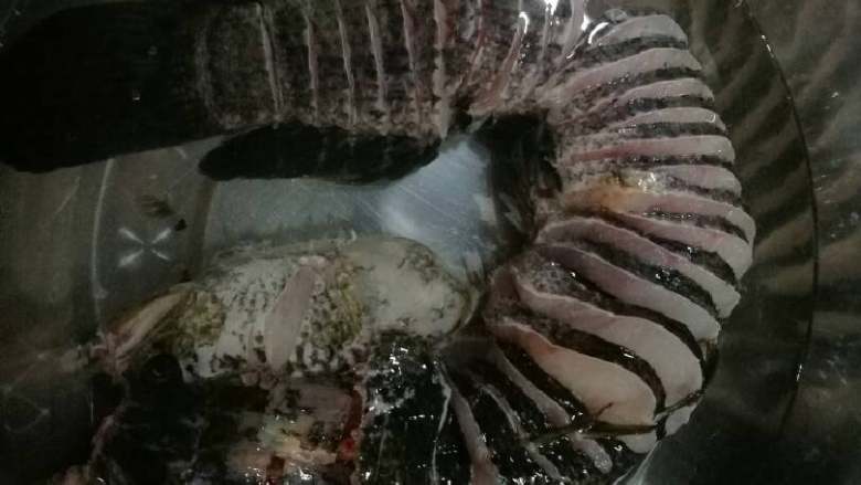 雪菜黑鱼,把切好的黑鱼放在清水中泡5分钟,去除鱼片中的血丝。