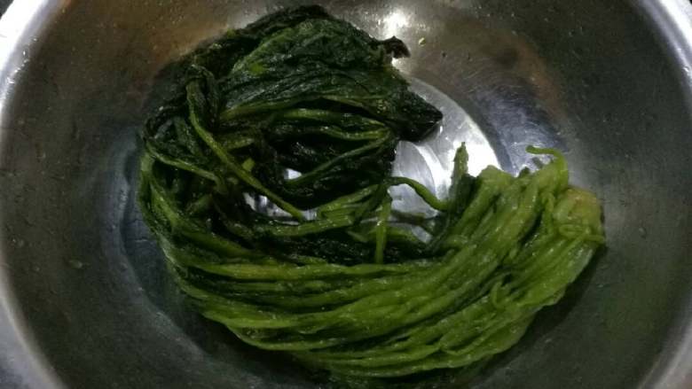 雪菜黑鱼,去水挤干,把青叶部切除。