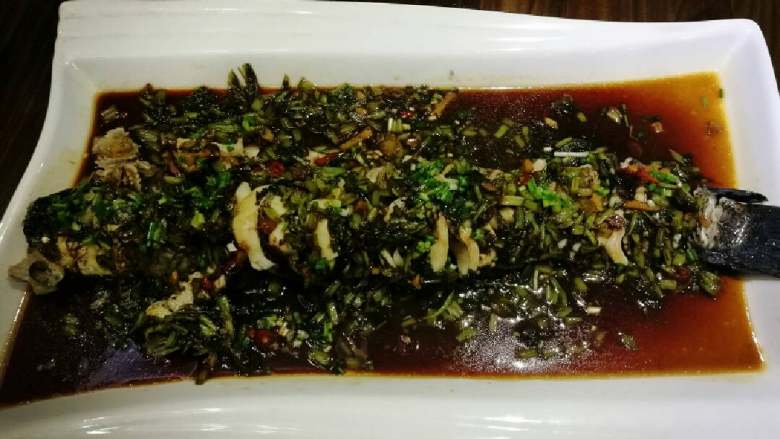 雪菜黑鱼,把雪菜均匀平铺在黑鱼上,并撒上香<a style='color:red;display:inline-block;' href='/shicai/ 3250'>葱</a>既可食用。
