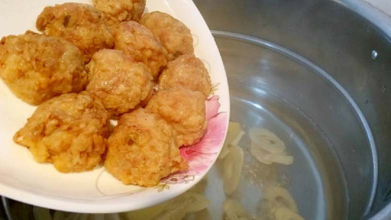 什锦鱼片汤,加入肉圆后煮开,再煮两分钟。