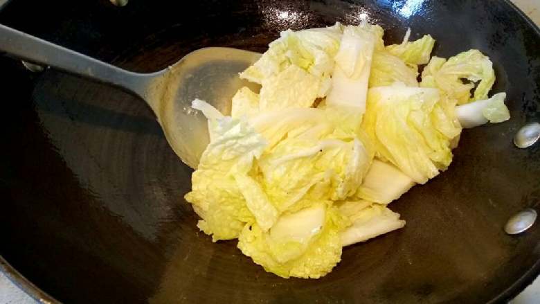 什锦鱼片汤,炒锅里放油适量,油八成热下大白菜翻炒,炒至白菜有点软关火。