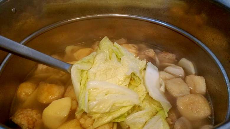 什锦鱼片汤,把炒好的大白菜加入锅中煮,煮三分钟。