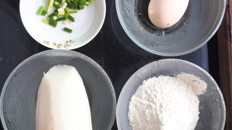 萝卜丝煎饼,准备好食材,碎葱,萝卜刮丝