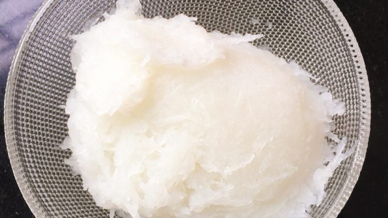 萝卜丝煎饼,同时烧水把萝卜丝在滚水里焯一下(因为萝卜刮丝后很多水分)备用