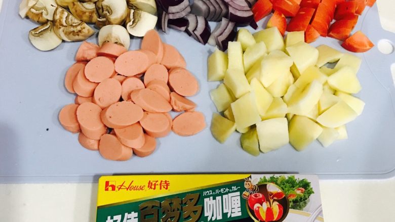 咖喱配火腿肠(超详细~),准备好所有的材料，并都切成小块～