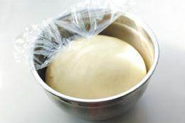 花儿豆沙面包,一次发酵结束。