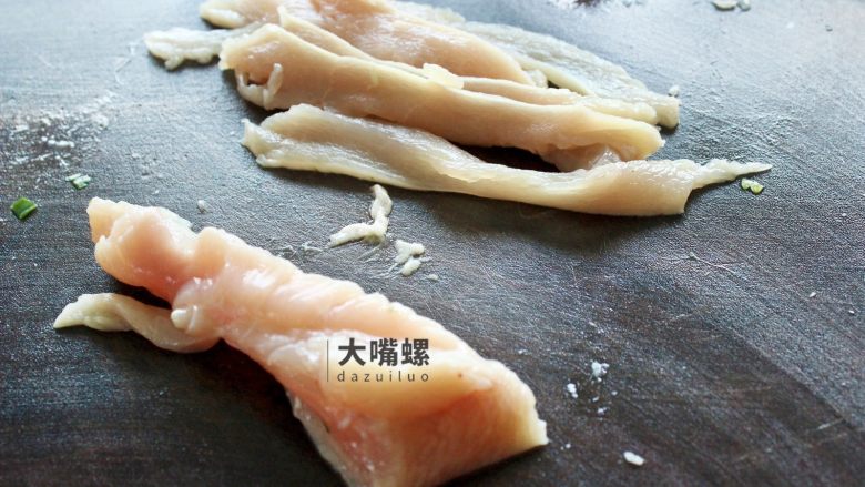 土豆“排骨”の鸡胸肉丨大嘴螺,鸡胸肉洗净切片,切细条也是可以的,尽量将鸡肉片切得轻薄完整