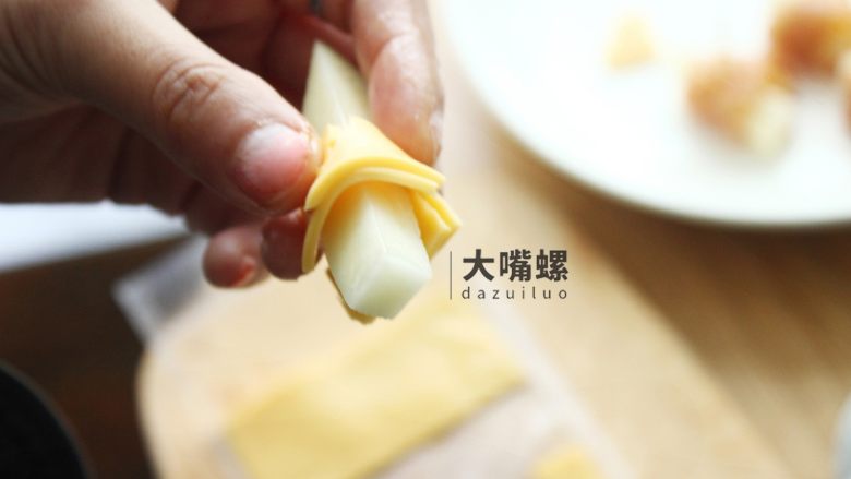 土豆“排骨”の鸡胸肉丨大嘴螺,芝士片切成小细条,将其卷一圈在土豆条上
