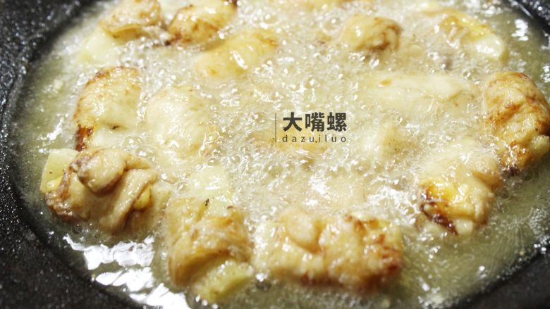 土豆“排骨”の鸡胸肉丨大嘴螺,在锅中放入约没过“排骨”的油,待油温8成热时,放入土豆“排骨”开炸。(切记:油热后转小火慢炸,土豆“骨头”要炸熟需要时间)