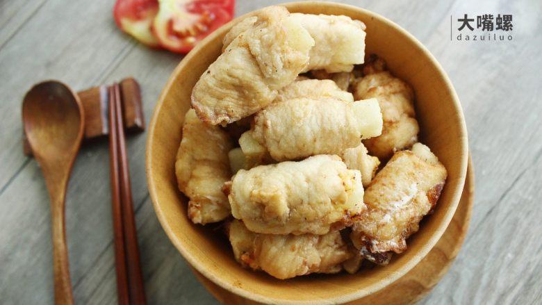 土豆“排骨”の鸡胸肉丨大嘴螺,盛出装盘,鸡肉的口感和土豆融合在一起,酥酥脆脆的赶脚,连“骨头”都能吃掉的“排骨”,简单易操作,还不快快get起来