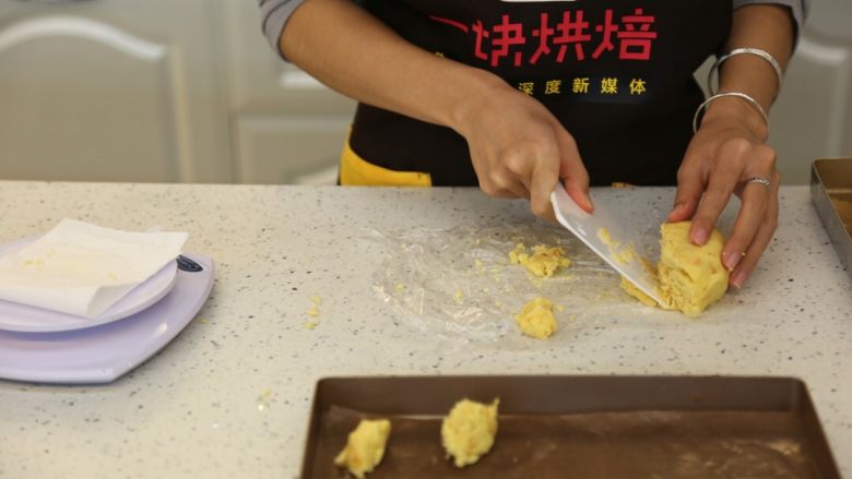 零失败超好吃必学食谱——肉松玛格丽特小饼,7.拿出面团，分成大约10克一个的小团，搓圆
