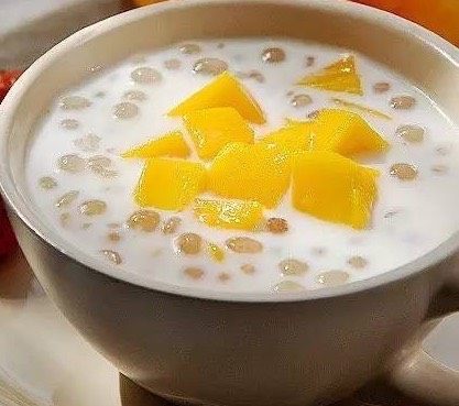 芒果牛奶西米露,1、小锅里的水煮开，倒入西米，水的份量比西米多的多，用中小火煮西米

2、将芒果切开，中间打上十字，然后将芒果肉放入料理机中，留下少许装饰用

3、加入适量牛奶，可根据各人口味再加适量细砂糖，用料理机搅拌均匀

4、西米煮至没有硬心，过滤，倒入冷开水中

5、浸泡至凉，然后捞出，倒入小碗中，放入搅拌好的芒果牛奶，加入芒果粒即可