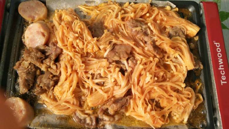 多味鸡翅根,本人选择先用锅蒸8分熟再烤,这样肉比较嫩,(个人喜好不同:这一步可以直接微波炉加热即食,也可以直接放烤箱烤。最主要的我是比较懒惰,喜欢一锅出,上面烤肉下面烤鸡翅,互不耽误😊)