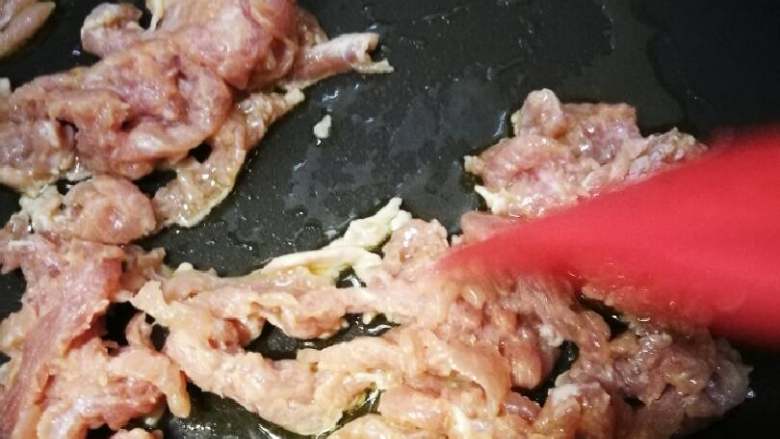 娃娃菜肉丝菌菇炒年糕,热锅冷油下肉丝快速划散煸炒。